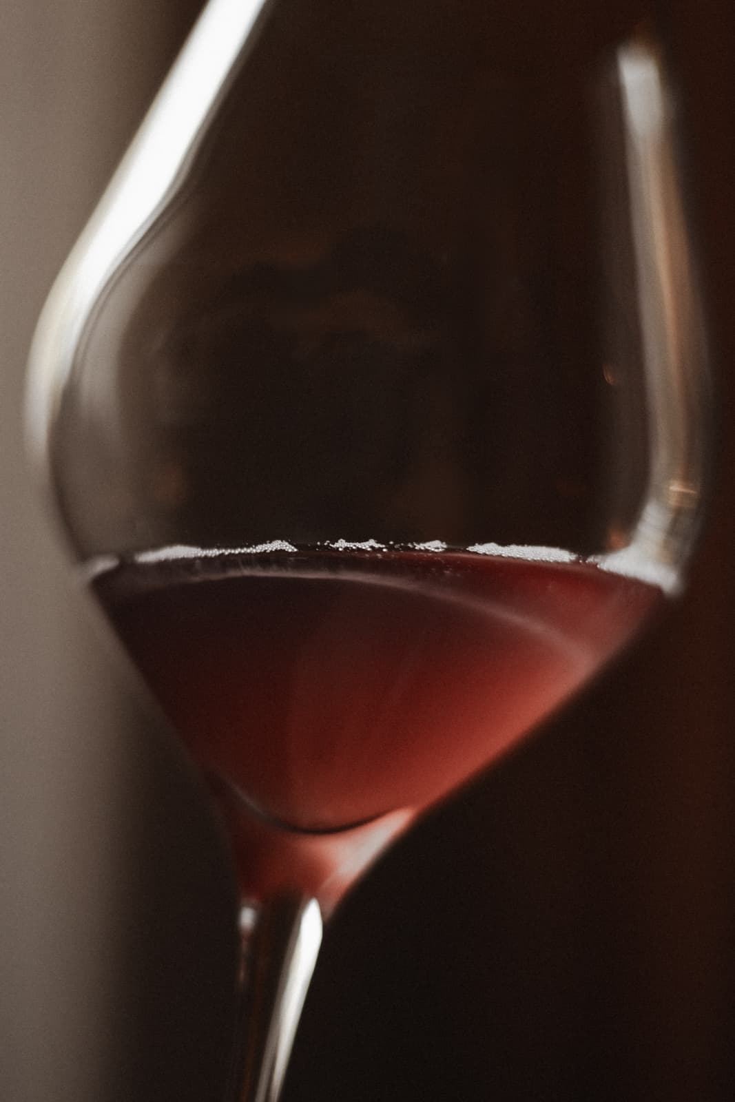 Ein Glas Rotwein im warmen Gegenlicht