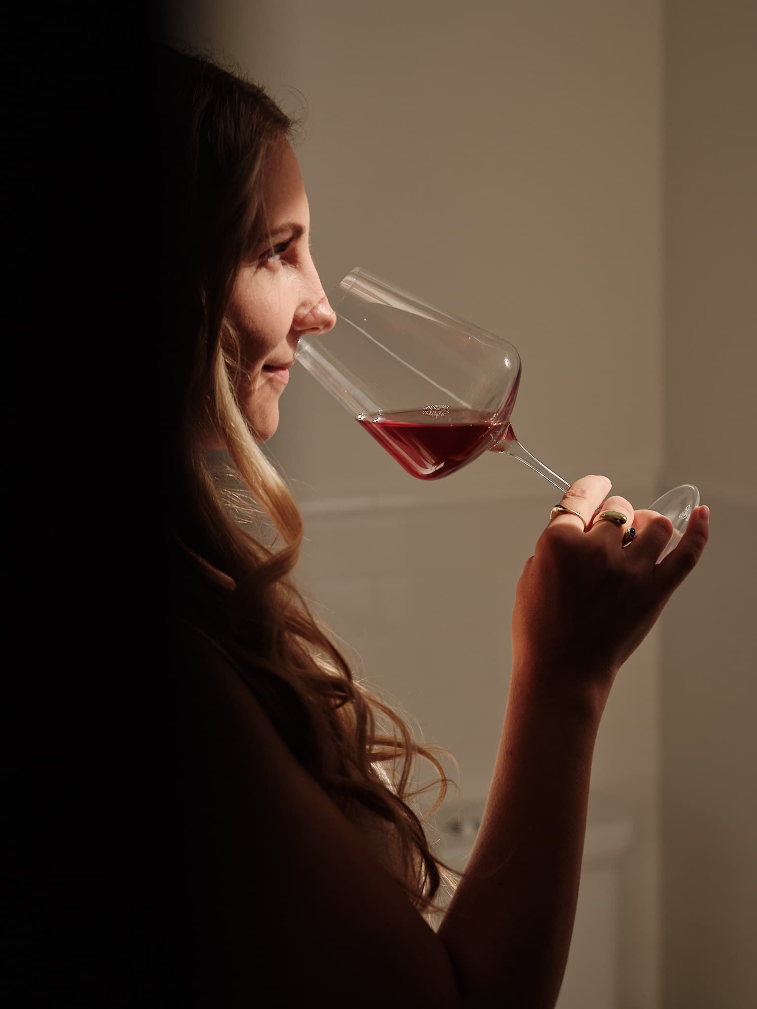 Rosa Besler verkostet konzentriert ein Glas Rotwein